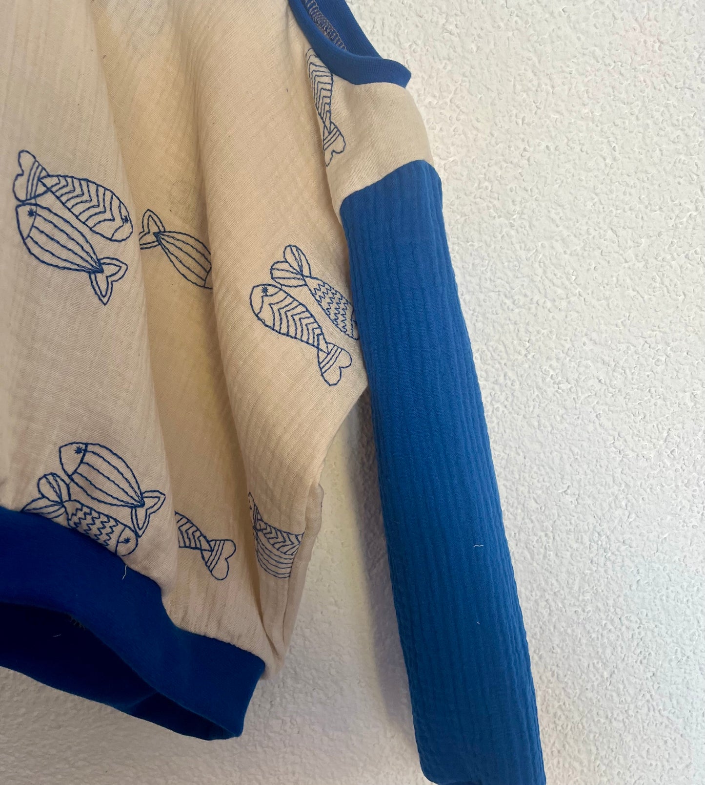 Musselin Sweater Fische / Kobalt
