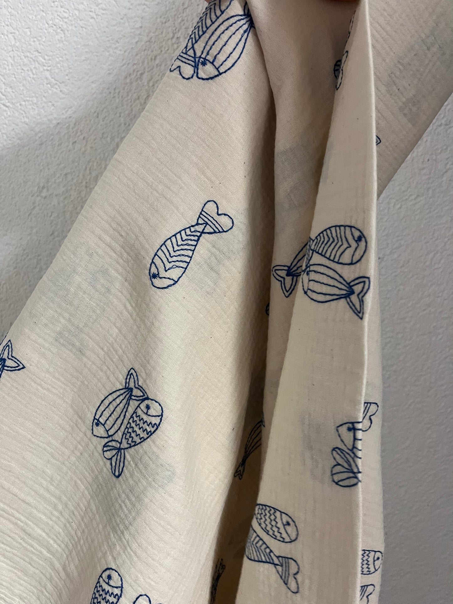 Halstuch Musselin Fische bestickt, gesäumt