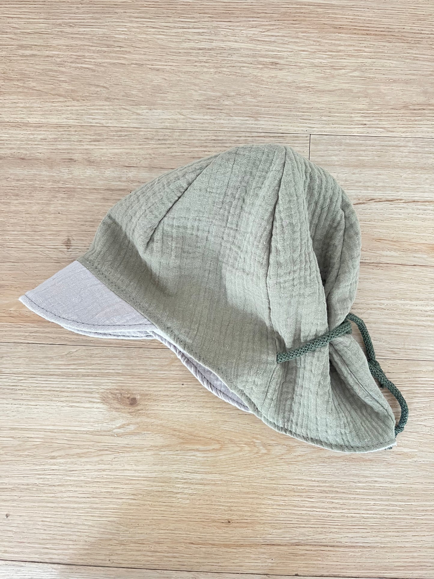 Musselin Hut, Sommerhut mit Nackenschutz, Colourblock altgrün / taupe