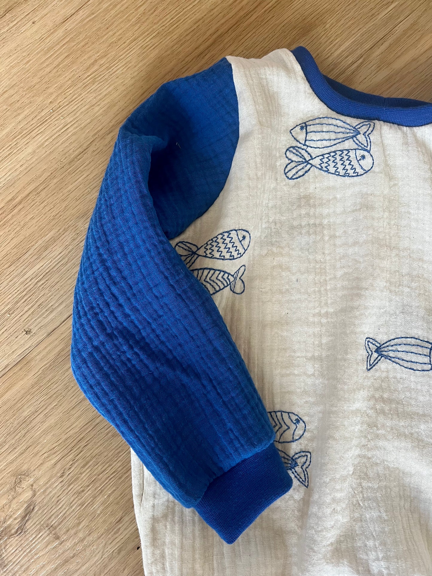 Musselin Sweater Fische / Kobalt