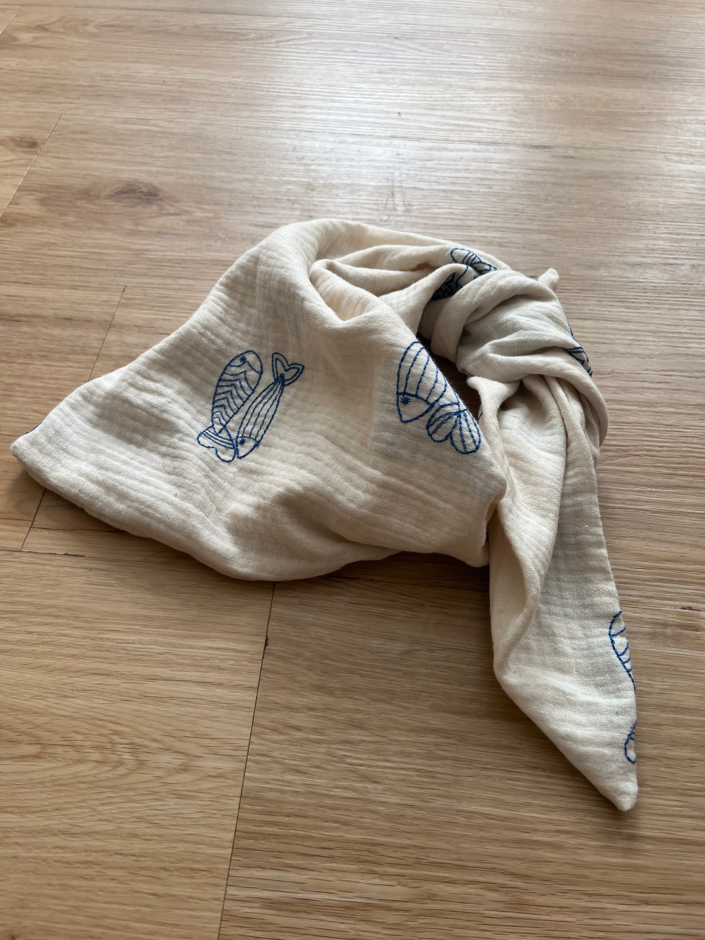 Halstuch Musselin Fische bestickt