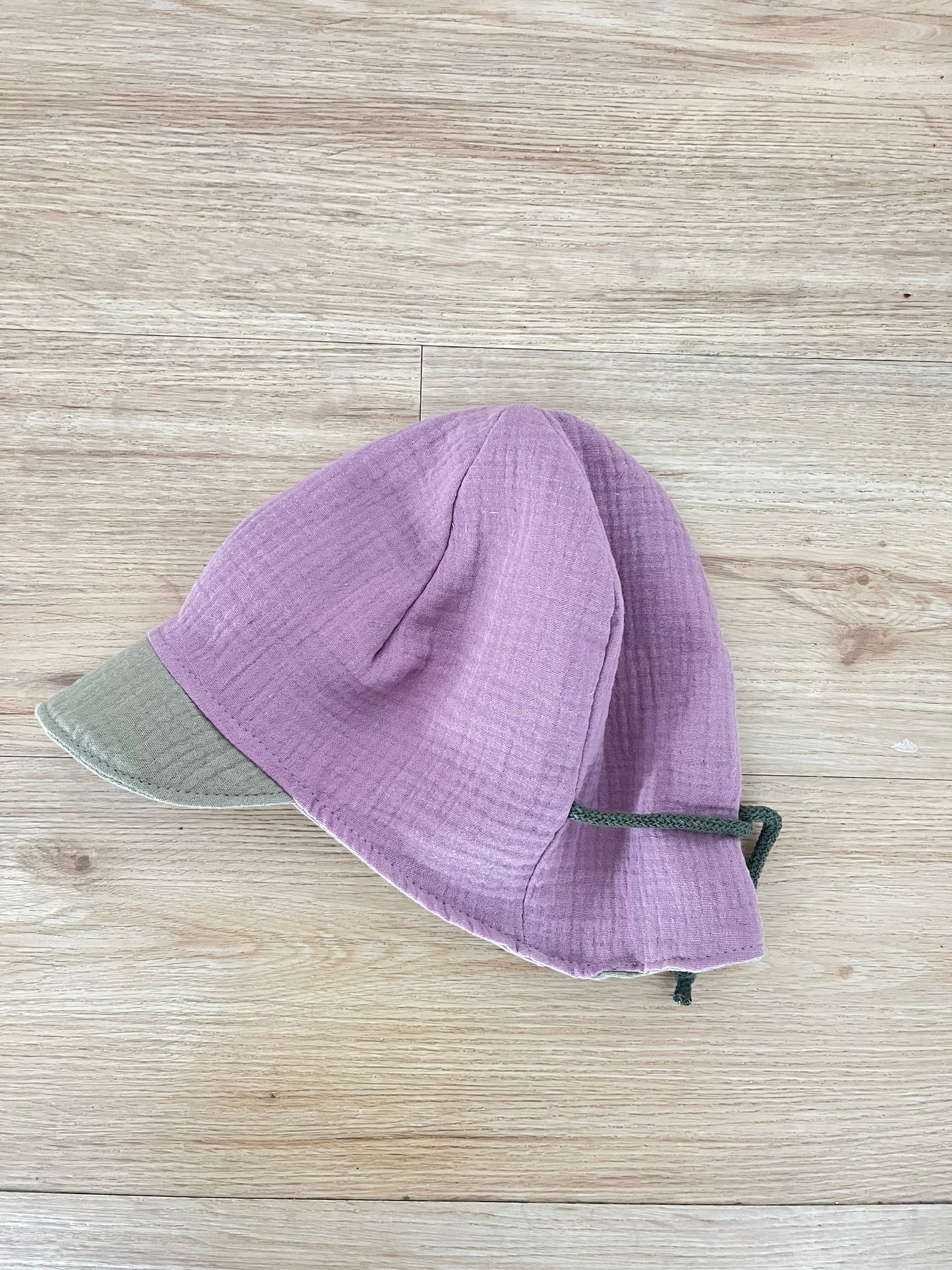 Musselin Hut, Sommerhut mit Nackenschutz, Colourblock mauve / altgrün