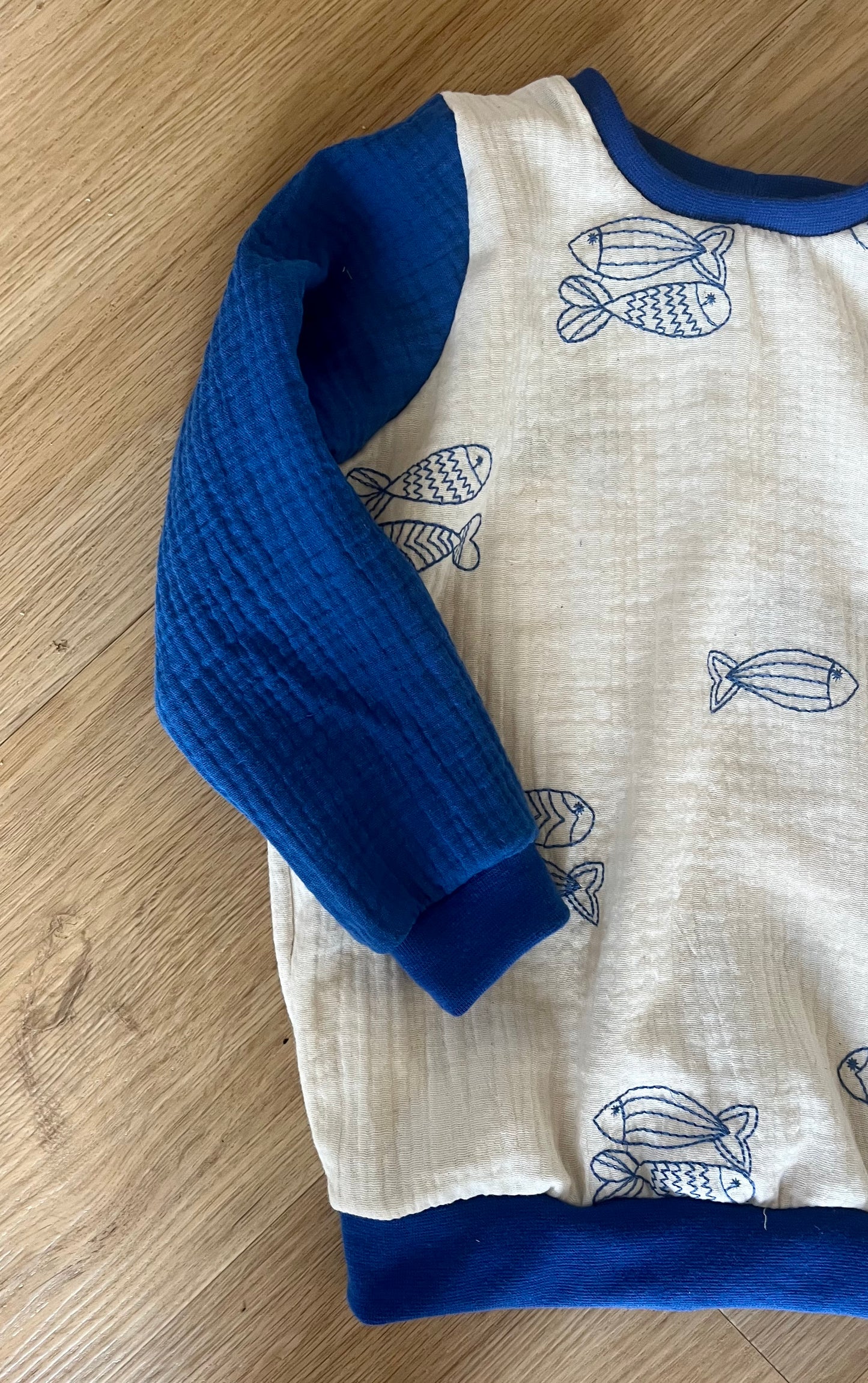 Musselin Sweater Fische / Kobalt