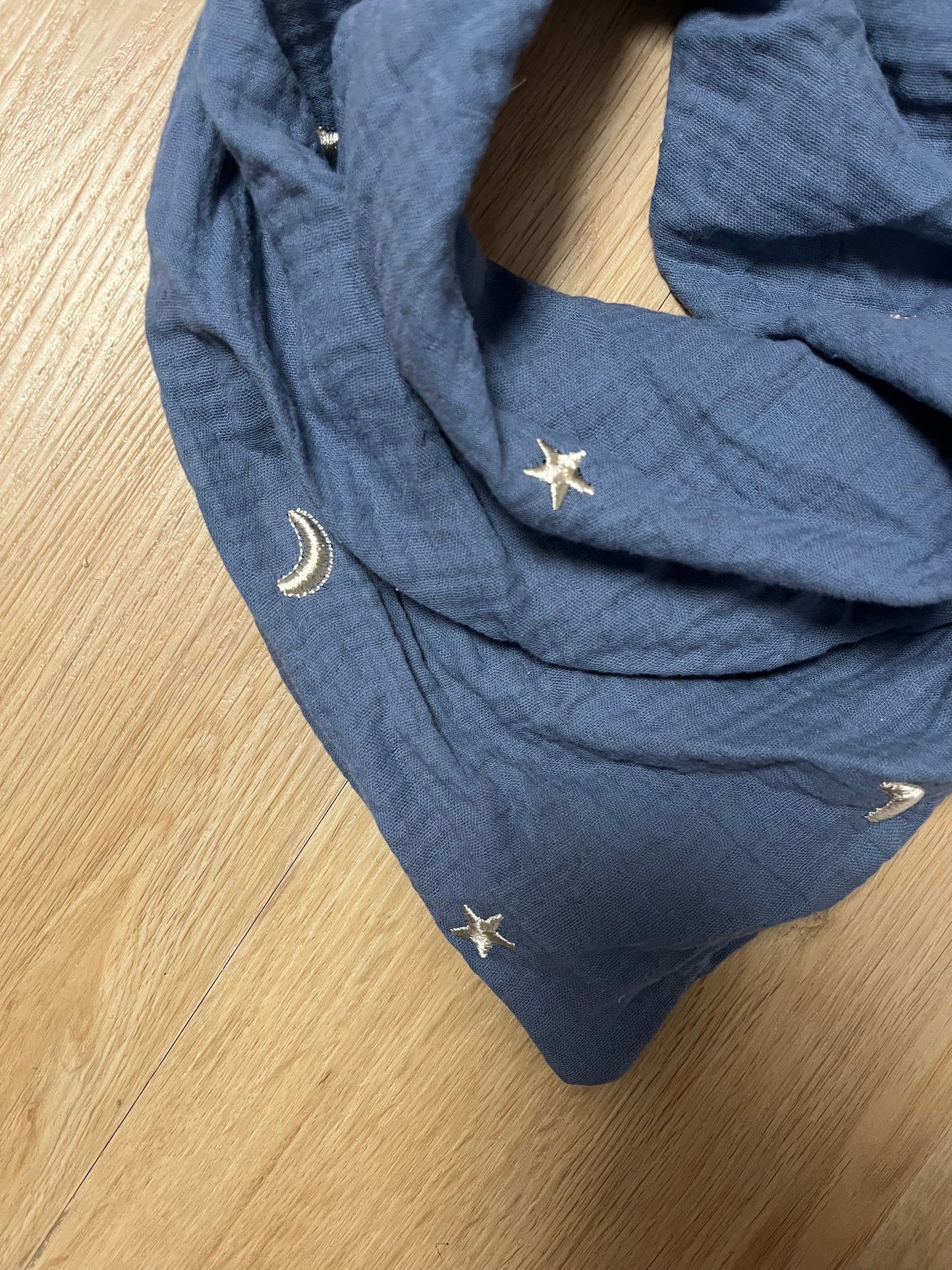 Halstuch Musselin Sternenhimmel Blau Bestickt