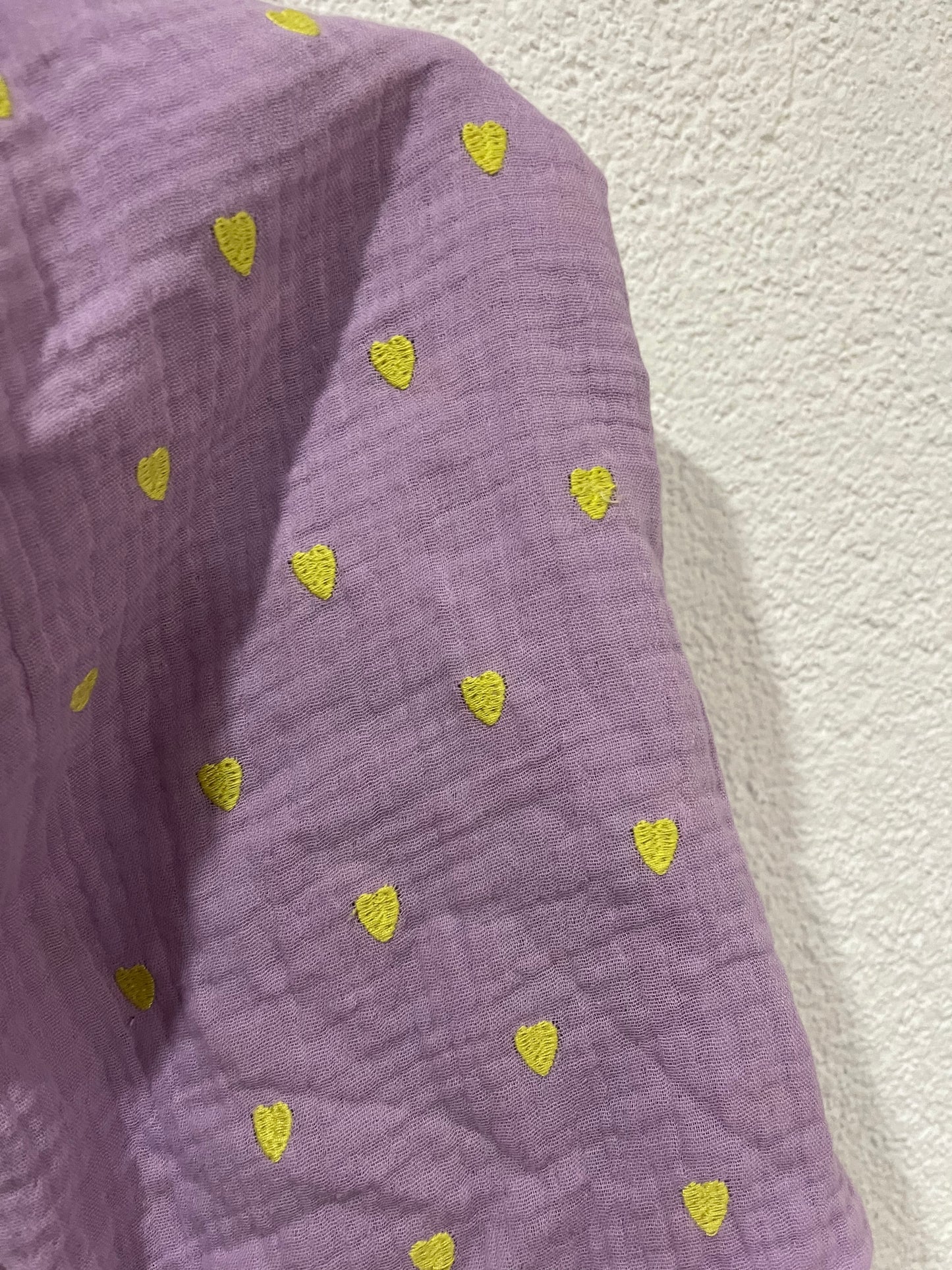 Halstuch Musselin Flieder bestickt mit Neon-Herzen