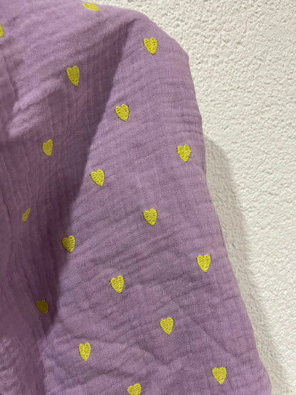 Halstuch Musselin Flieder bestickt mit Neon-Herzen