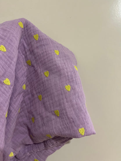 Halstuch Musselin Flieder bestickt mit Neon-Herzen