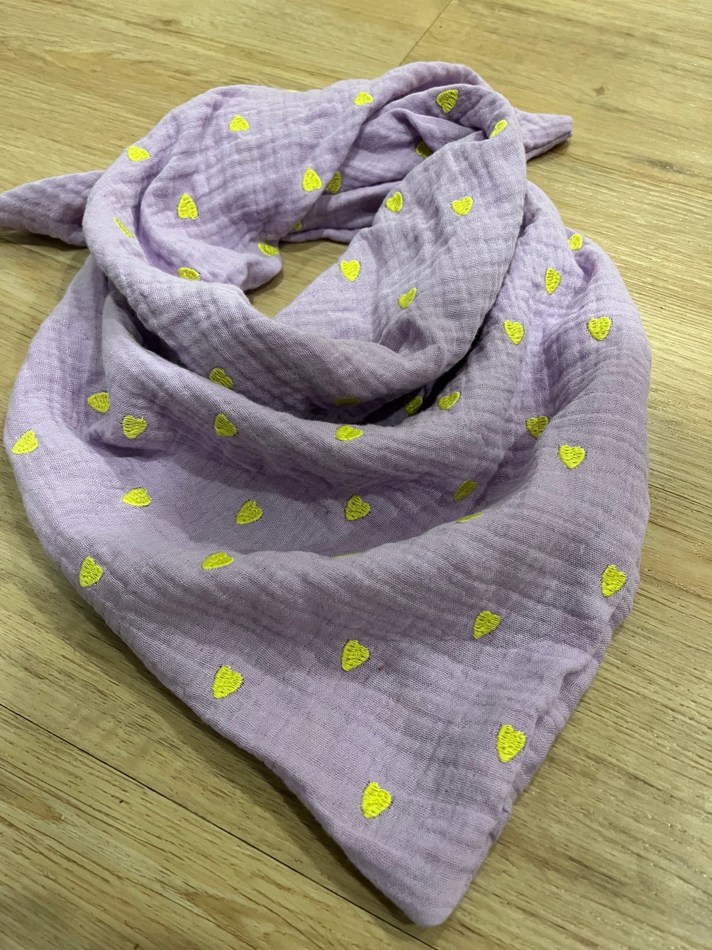 Halstuch Musselin Flieder bestickt mit Neon-Herzen