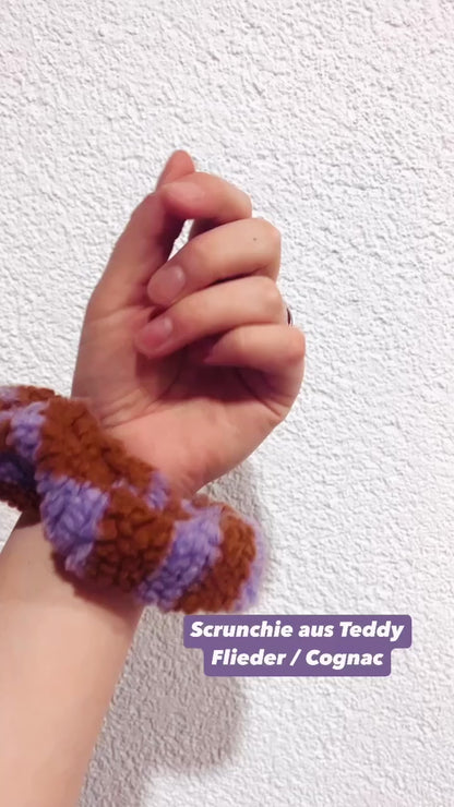 Scrunchie aus Teddy Stoff flieder cognac